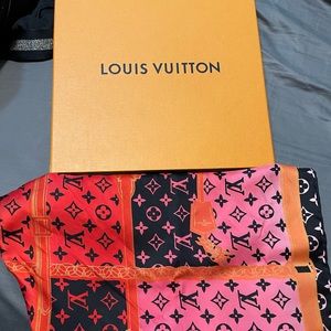 Louis Vuitton Rising Confidential 70 Scarf